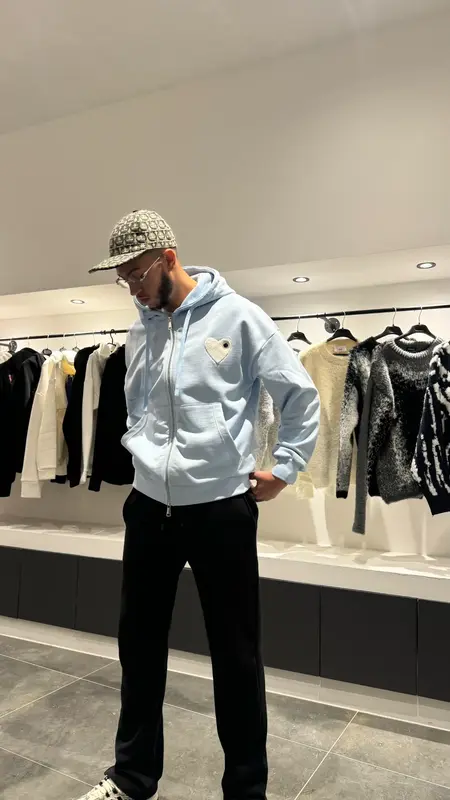 ADJ - Gilet Bleu Clair - Cœur Blanc Brodé