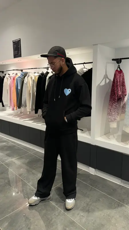 ADJ - Pull Noir - Cœur Bleu Clair - Brodé