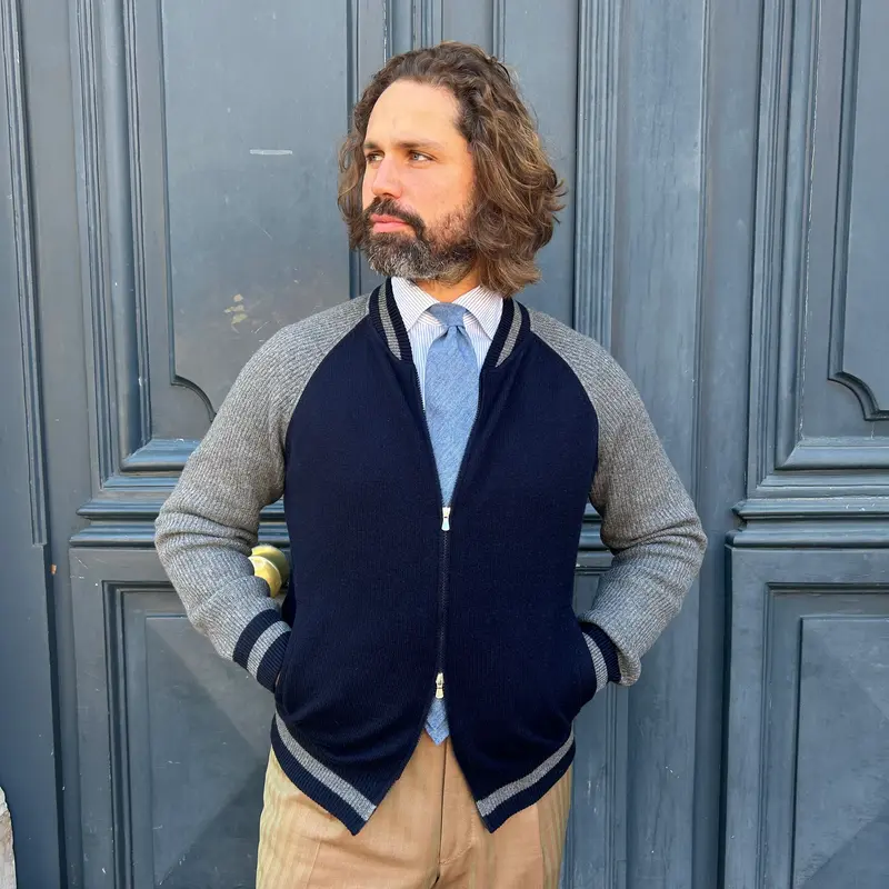 Bomber universitaire en maille bleu marine et gris