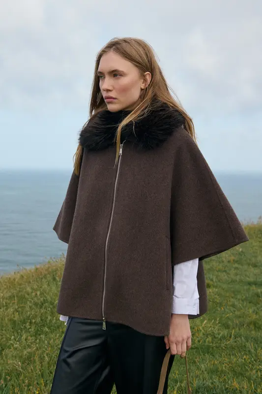 CLEMENTINE - Cape en laine mélangée avec col en fausse fourrure