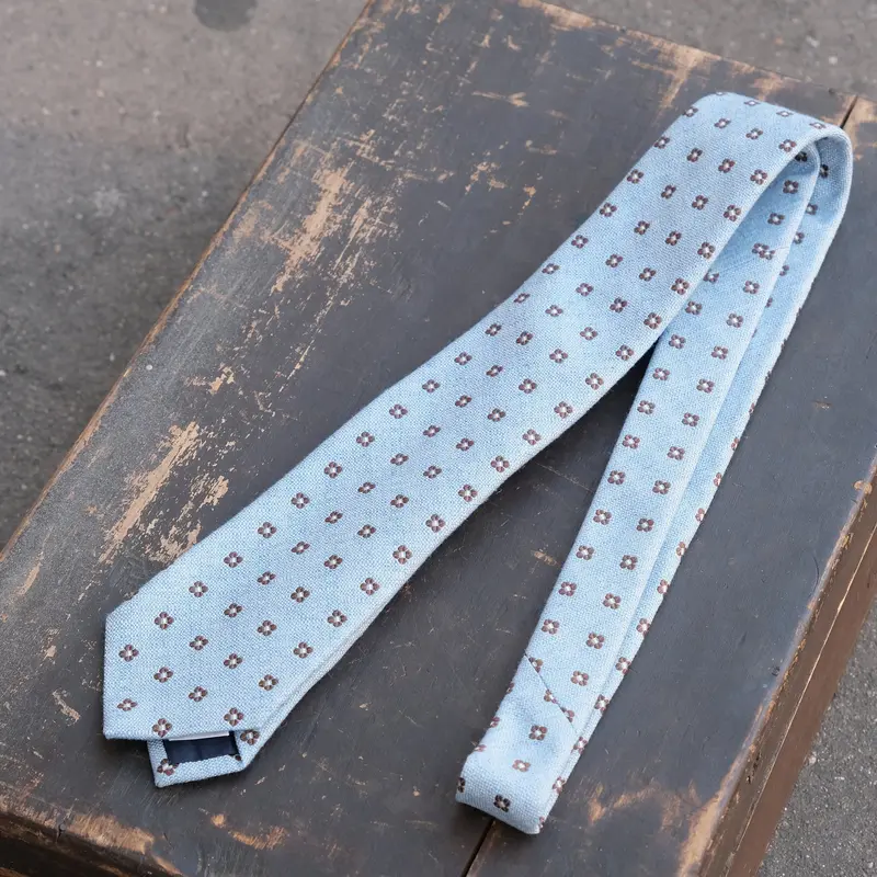 Cravate bleu ciel motif floral