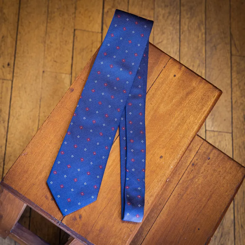 Cravate bleu micro motif floral rose et blanc