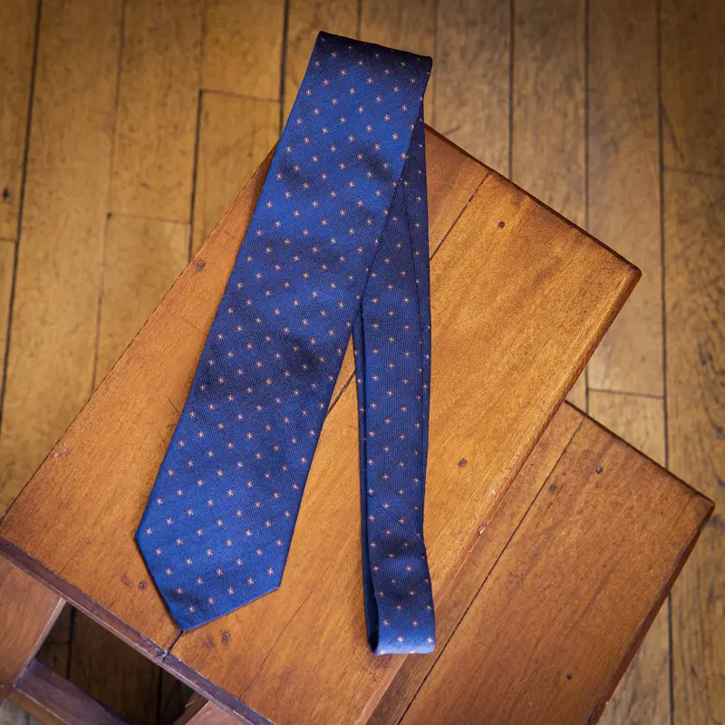 Cravate bleu micro motif marron