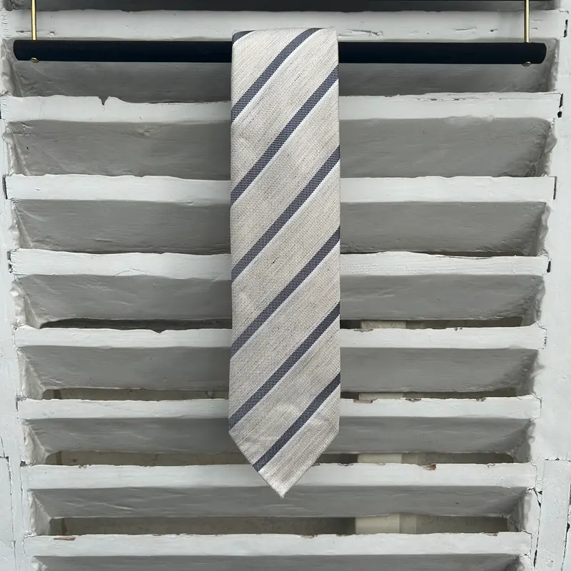Cravate club beige, gris et blanc 122