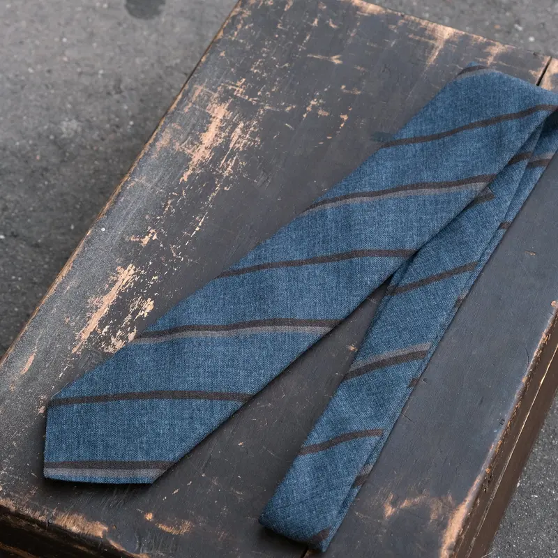 Cravate en laine bleu rayée