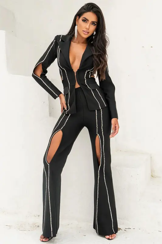 Ensemble blazer chic et pantalon évasé avec un design découpé audacieux
