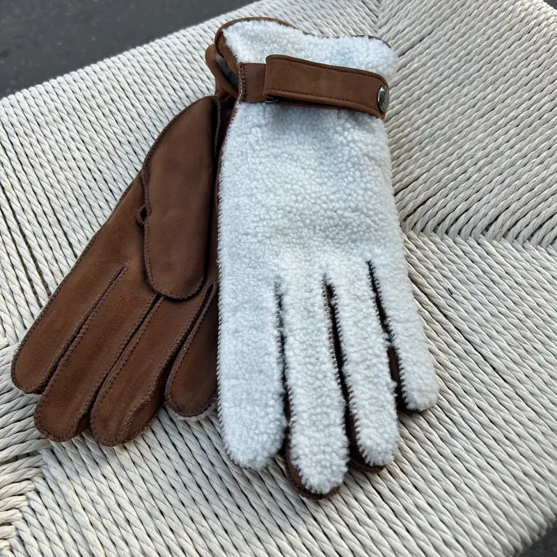 Gants marron clair et blanc cassé laine mérinos bouclée et veau velours doublés de cachemire beige