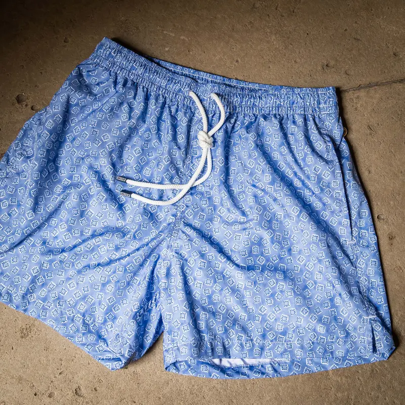 Maillot de bain bleu à motifs blancs