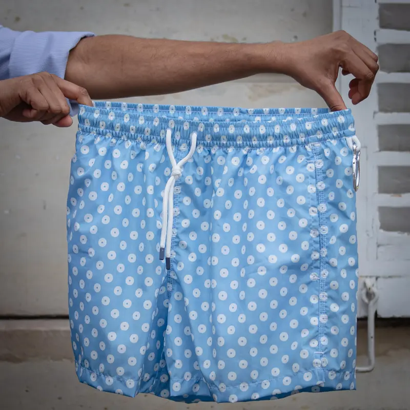 Maillot de bain bleu ciel à pois blanc