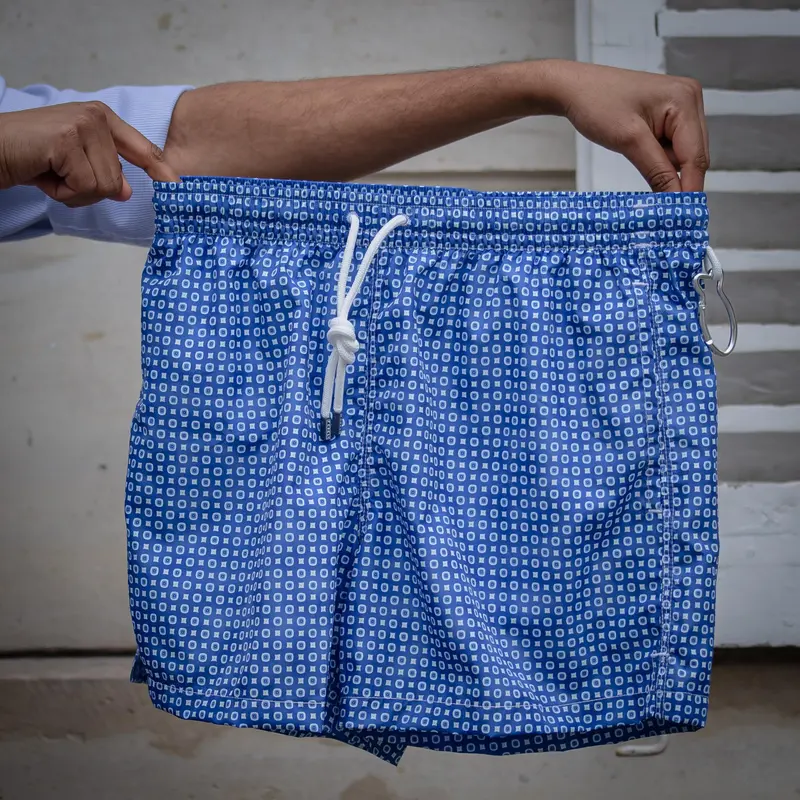 Maillot de bain bleu motifs œil et losange blanc