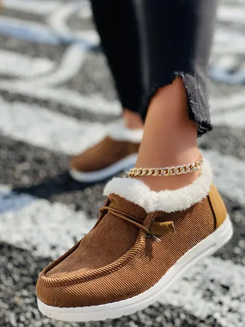 Mia - Chaussures à bout rond Mia Design élégant avec accent en fausse plume
