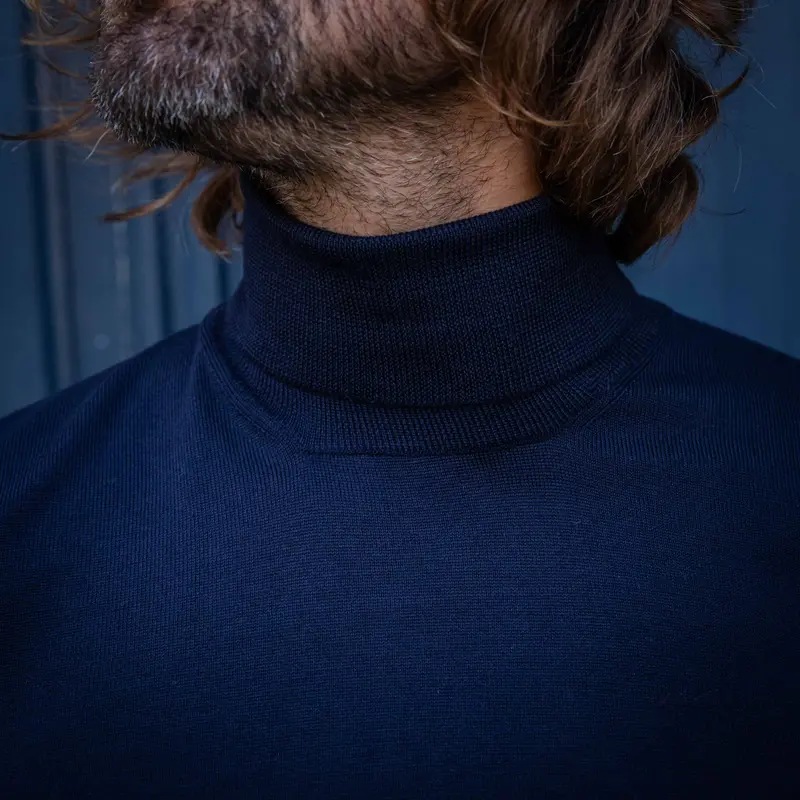Pull col roulé cachemire et soie bleu marine