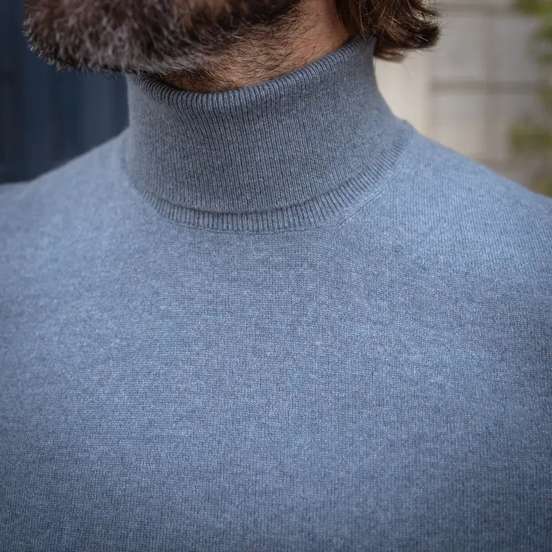 Pull col roulé en cachemire bleu clair
