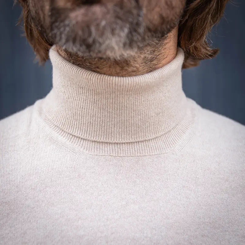 Pull col roulé en cachemire crème