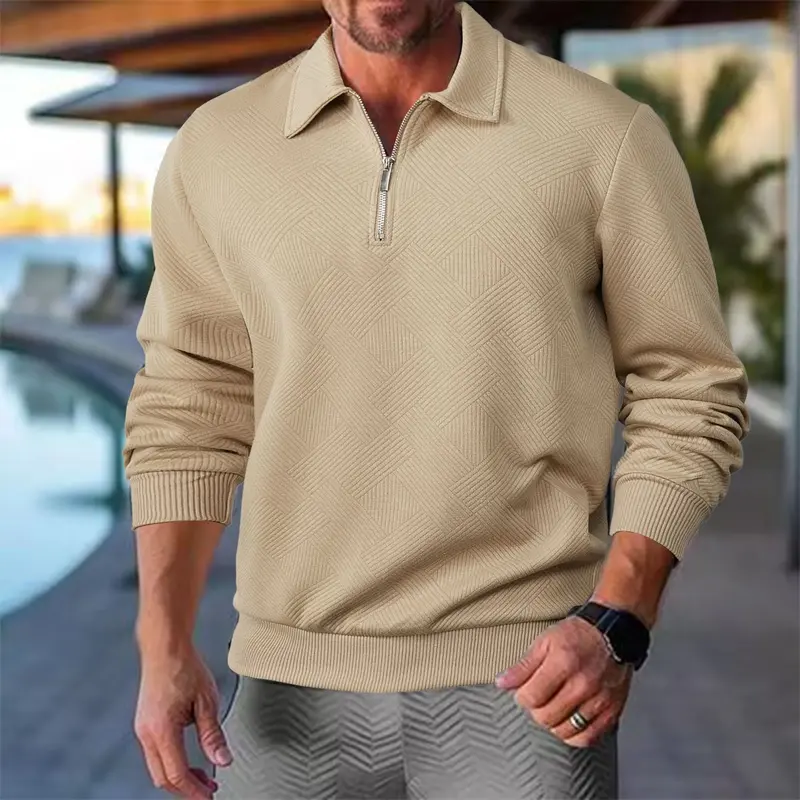 Pull homme col montant demi-zip, motif losanges discret