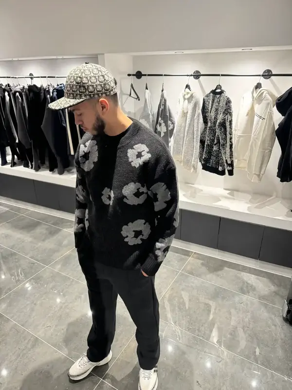 Pull Noir – motifs floraux