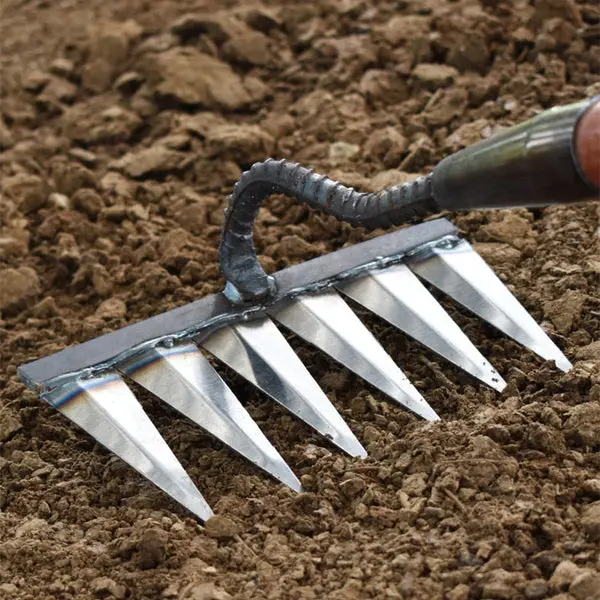 Râteau désherbeur ergonomique jardin