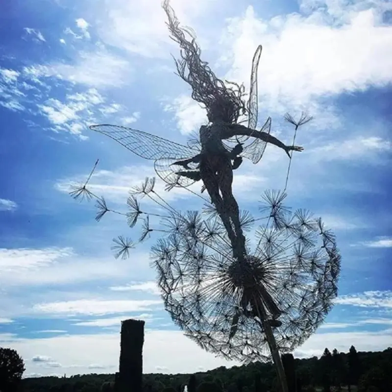 Sculpture Artistique d'une Fée en Mouvement avec Accents de Pissenlit Flottant