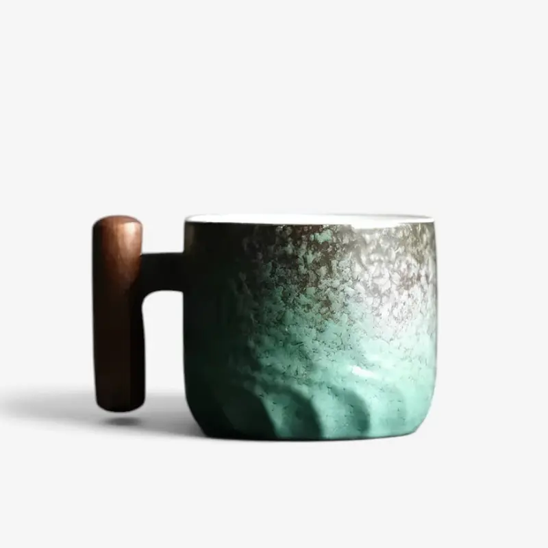 Tasse en céramique avec poignée en bois