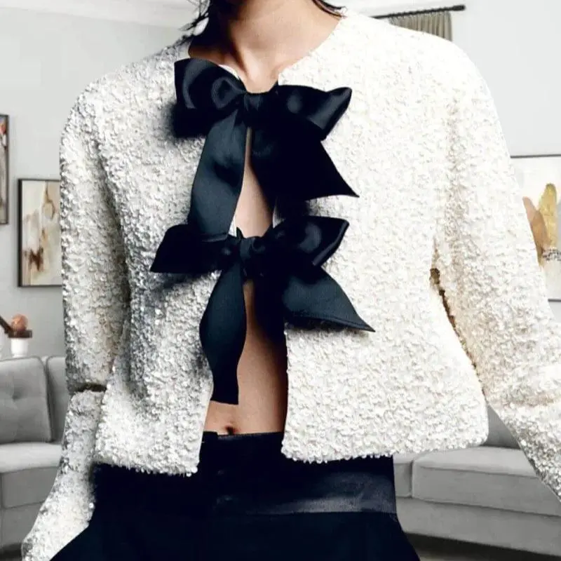 Veste à paillettes glamour avec nouage sur le devant