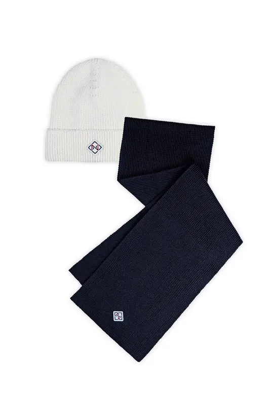 WHITE HAT & BLACK SCARF